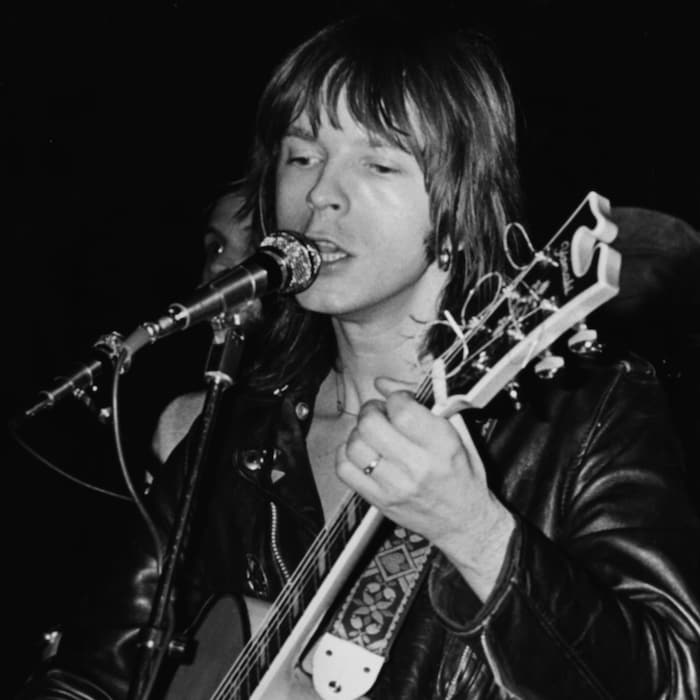 Un homme chante devant un micro.