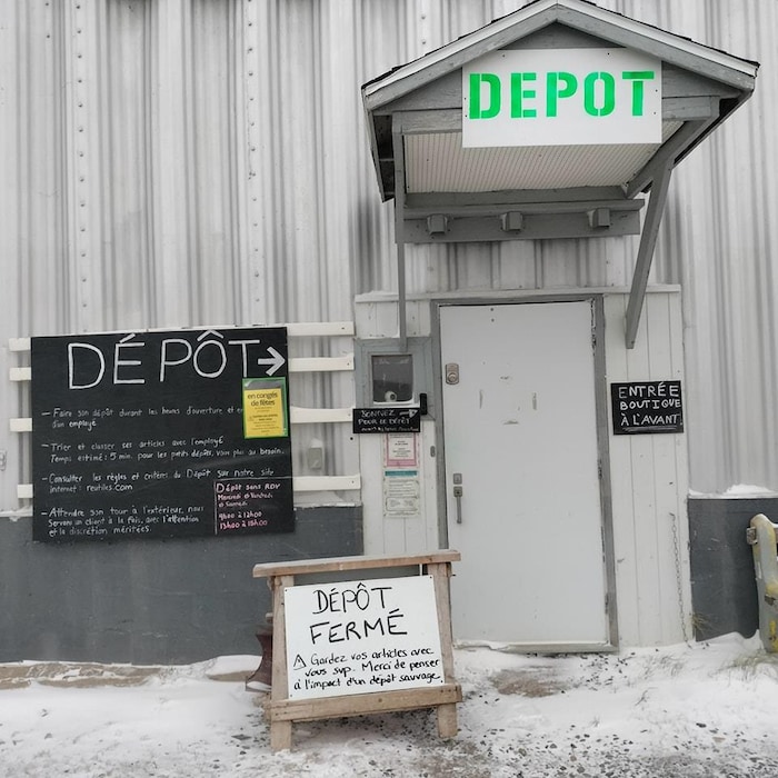 La porte du point de dépôt. Une pancarte «fermé» est installée devant.