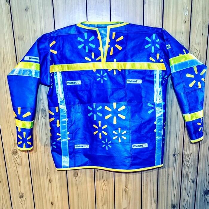 Une chemise à rubans fabriquée avec des sacs Walmart.
