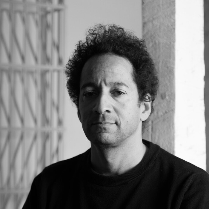 Portrait en noir et blanc d'un homme.