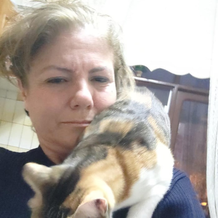 Dilek a un chat sur l'épaule. 