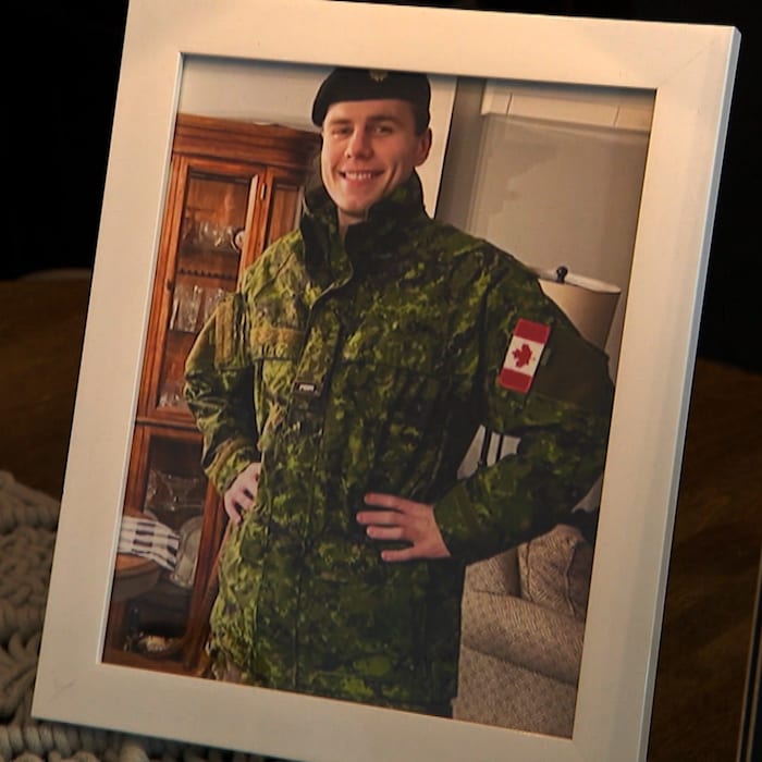 Photo de Harry Burke dans son uniforme des Forces canadiennes.