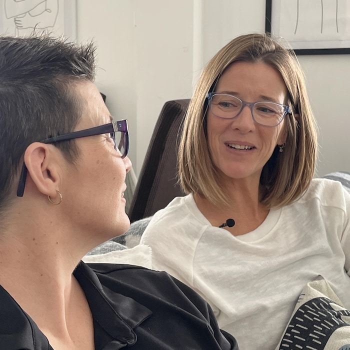 Karine et Katia Brûlé se parlent assises sur un divan. 