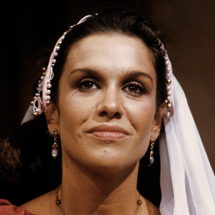 Une femme brune sourit. 