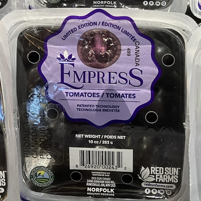 Une barquette de tomates violettes.