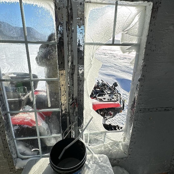 Une entrée de cabane de pêche avec une vitre brisée.