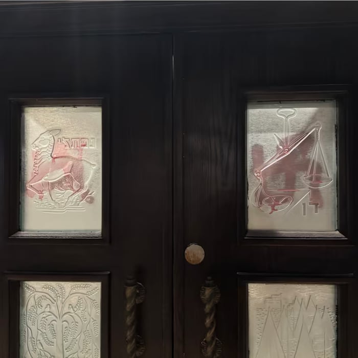 Des croix gammées ont été peintes à la bombe sur les vitres d'une porte de la congrégation Shaarey Zedek le 2 janvier.
