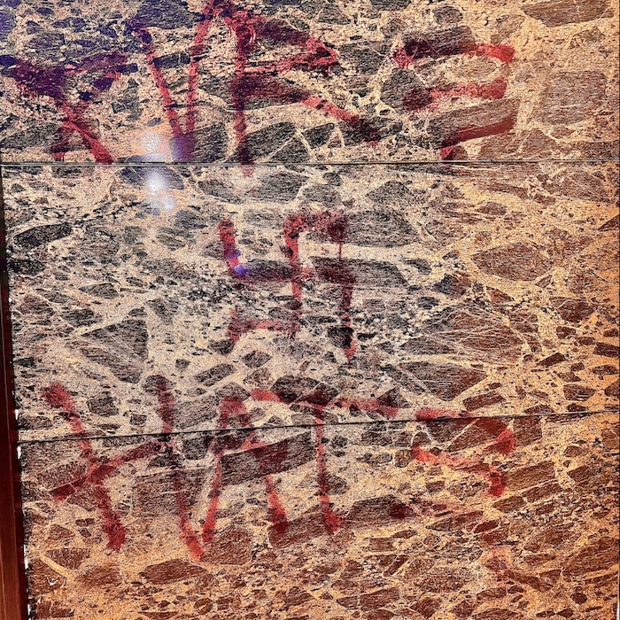 Des graffitis antisémites ont été peints à la bombe sur une synagogue de Winnipeg.
