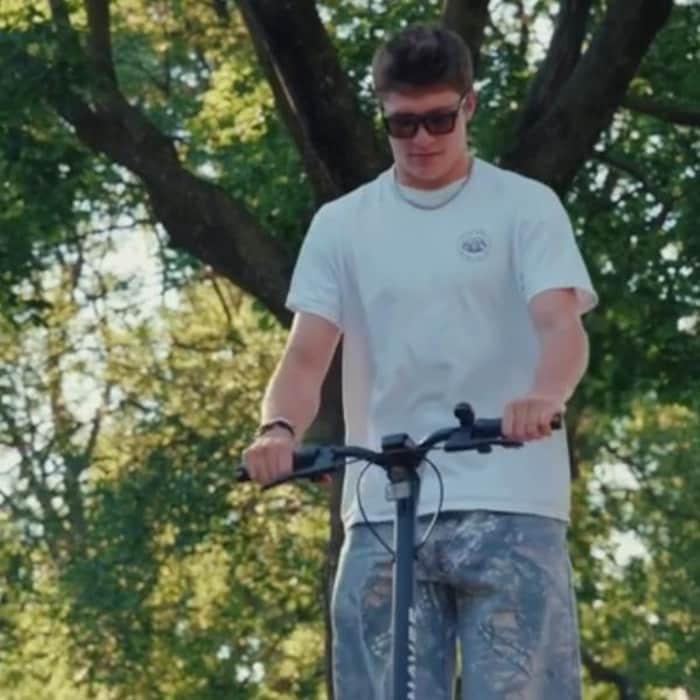 Il roule en trottinette.
