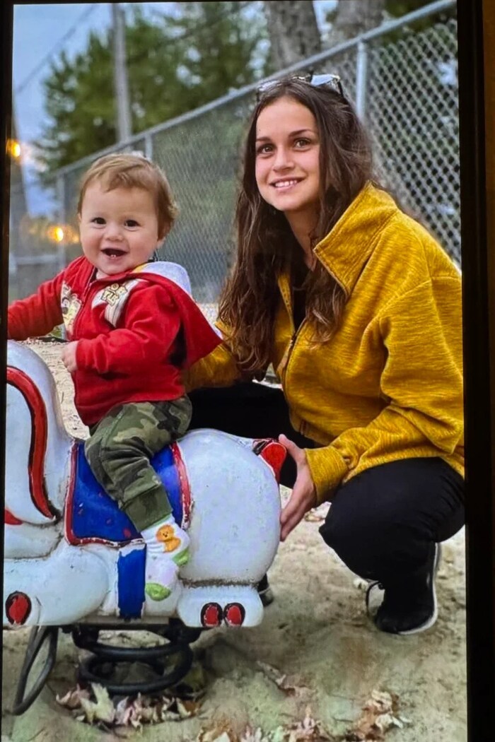 Une femme au parc avec son enfant.