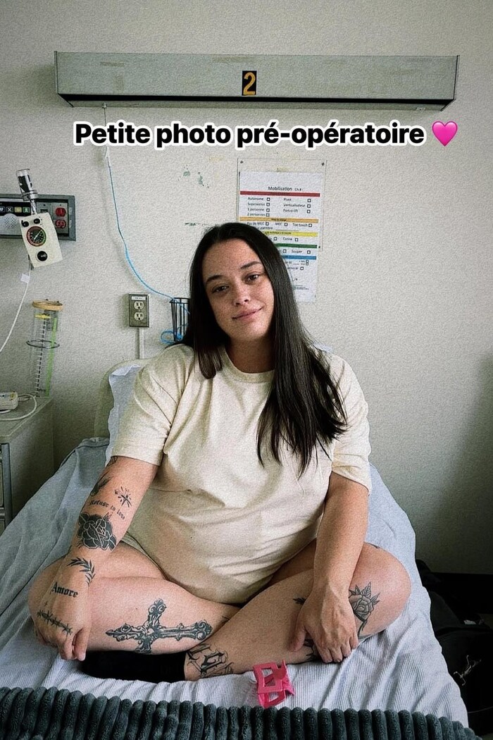Andrée-Ann Lemay Laroche est assise sur un lit d'hôpital.