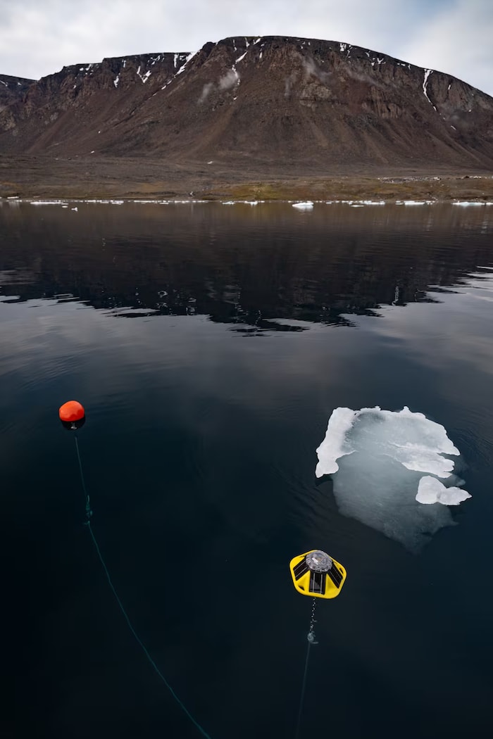 Des instruments de mesure en mer avec un petit bloc de glace à côté.