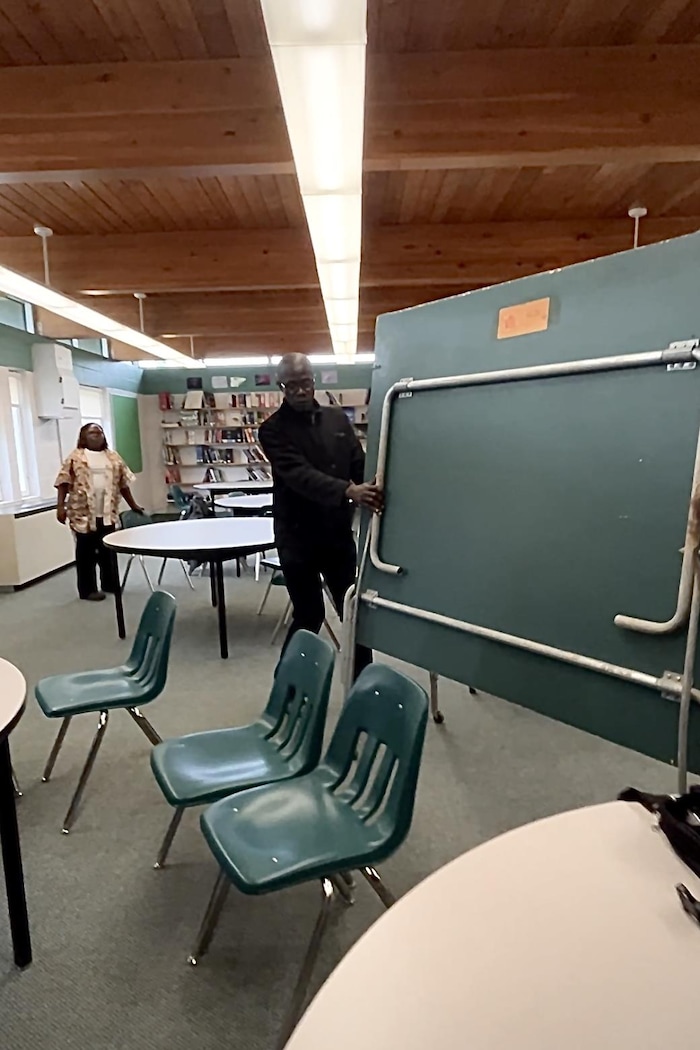 Daouda Dembélé tire une table de ping-pong.