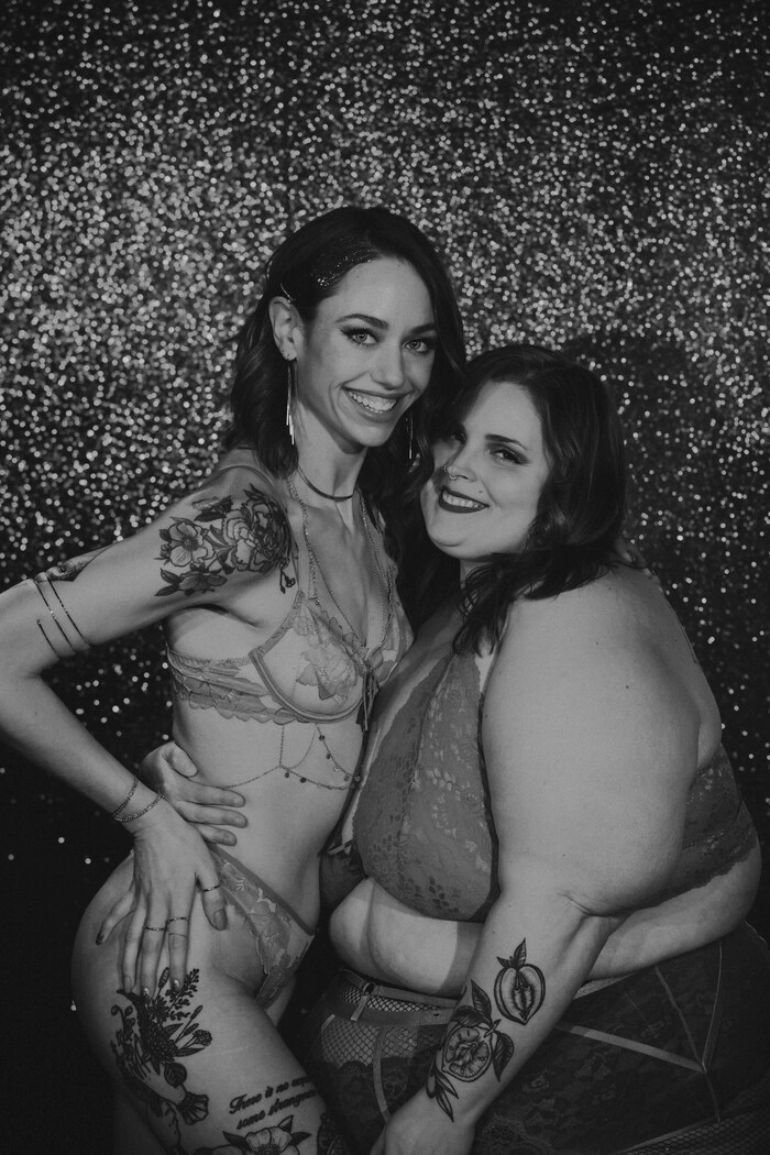 Ophelia et Oliver, du duo O & O, posent dans le cadre d'un spectacle burlesque.