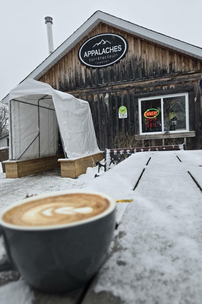Un café devant Appalaches Torréfacteur. 