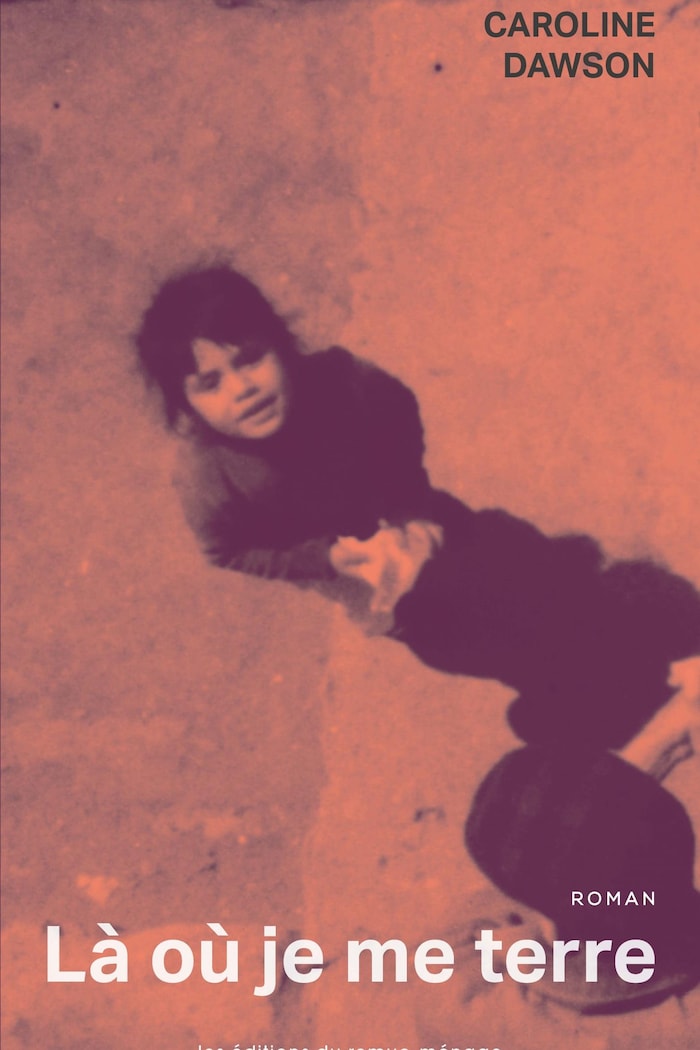 Une photo d'une petite fille en orangé.