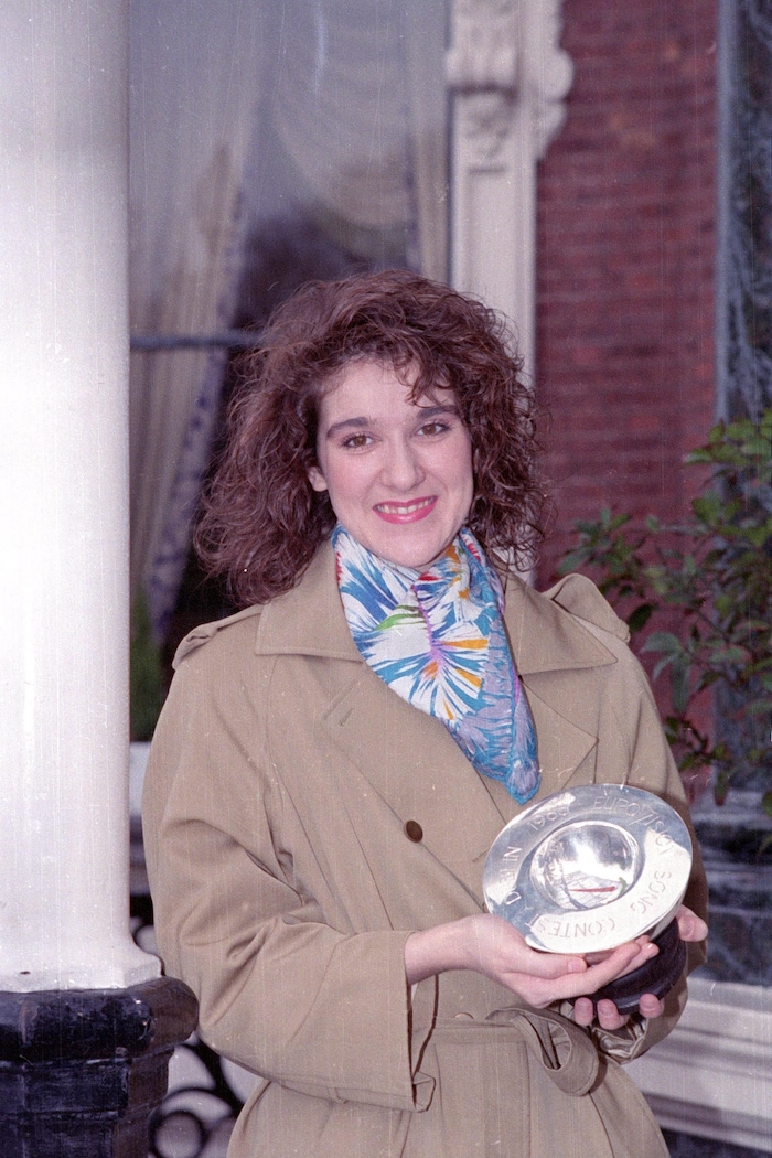 Céline Dion à 20 ans avec lad   trophée de gagnante de l'Eurovision le 1er mai 1988 à Dublin, en Irlande.