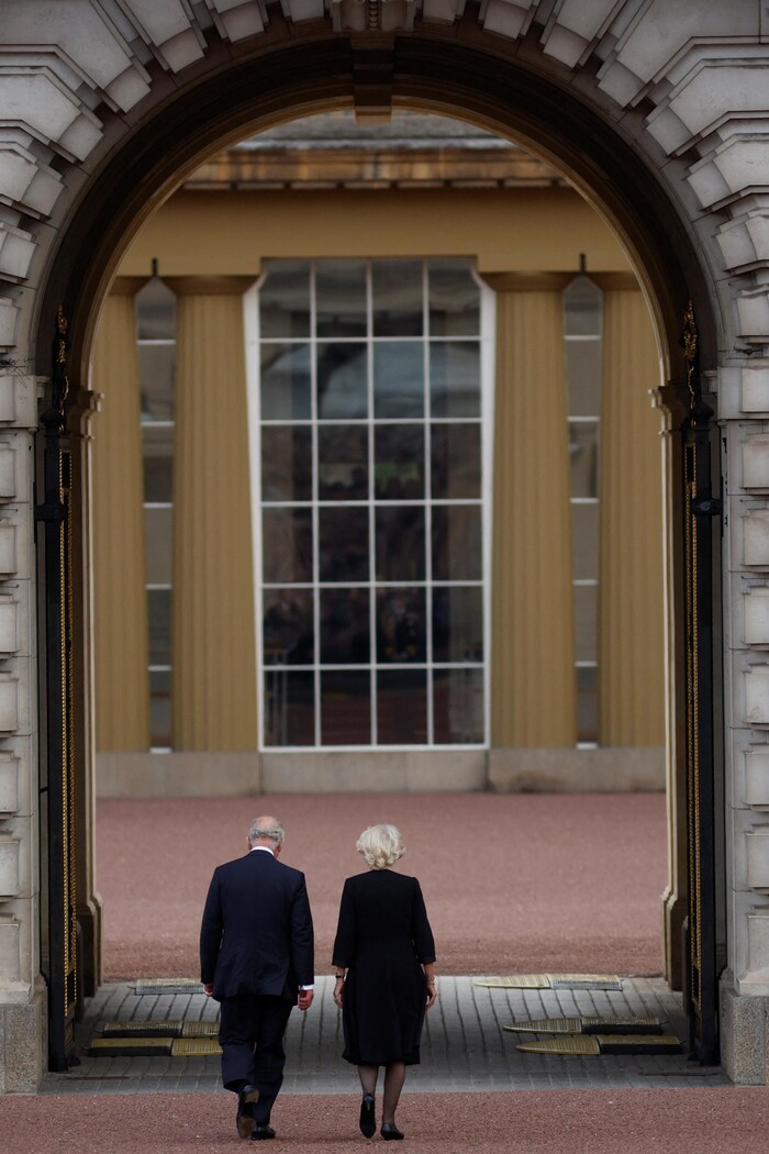 Le roi Charles III et la reine consort Camilla devant l'entrée du palais de Buckingham. 