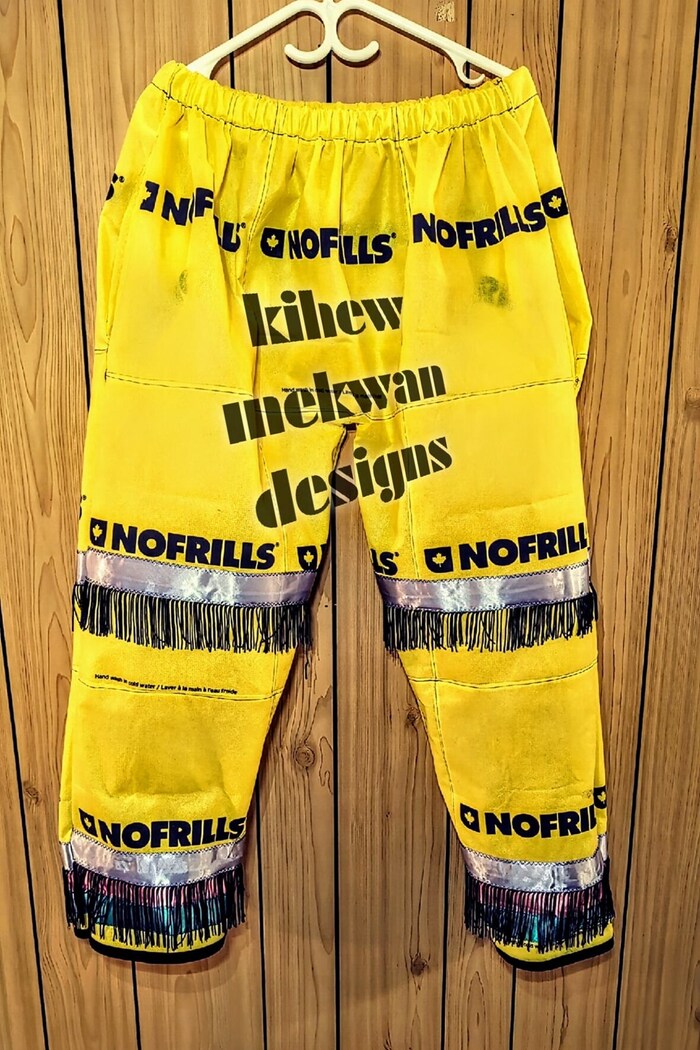 Un pantalon fabriqué avec des sacs No Frills.