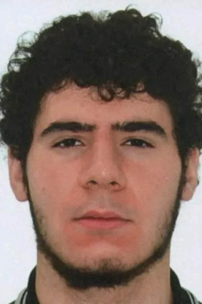 Le visage du suspect sur fond blanc.