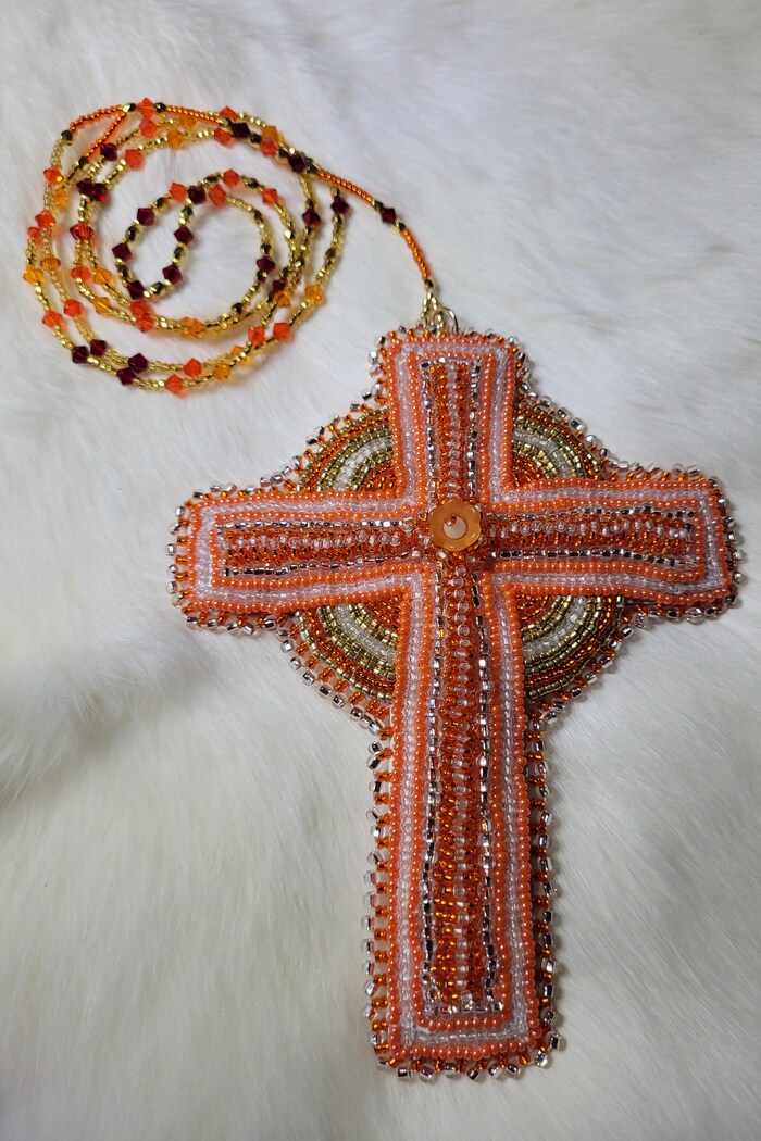 Une croix faite en perlage qui sera offerte au pape François.