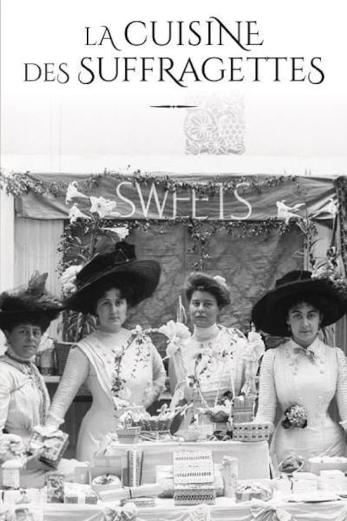 Couverture de livre montrant une photo en noir et blanc de quatre femmes portant des robes d'époque.