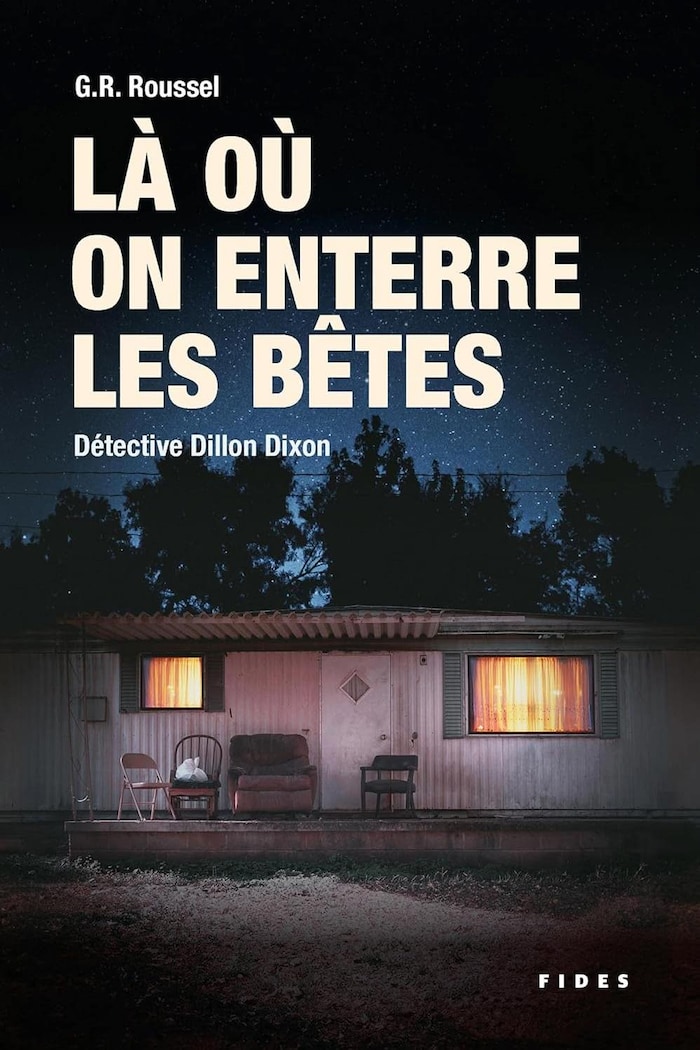 Couverture de livre montrant le devant d'une maison blanche. 