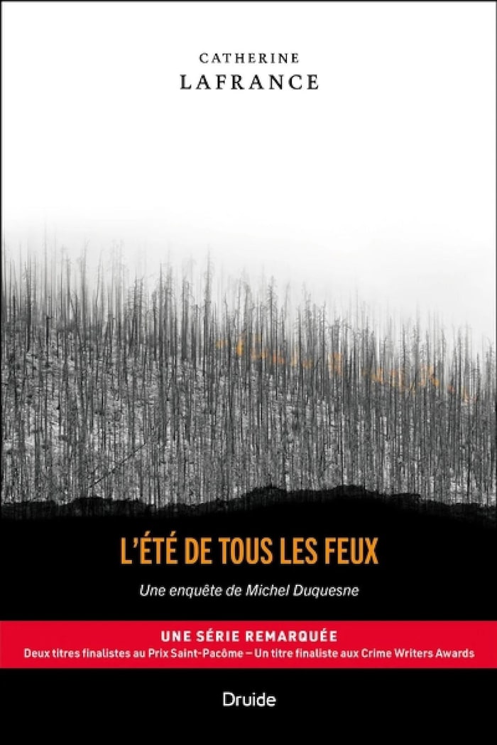 Couverture de livre présentant des arbres calcinés.