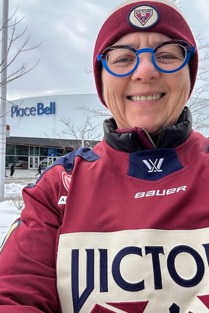 France Bergeron devant la Place Bell à Laval.