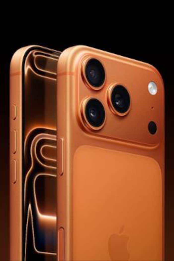 Montage montrant deux iPhone, un de dos, l'autre de face. 