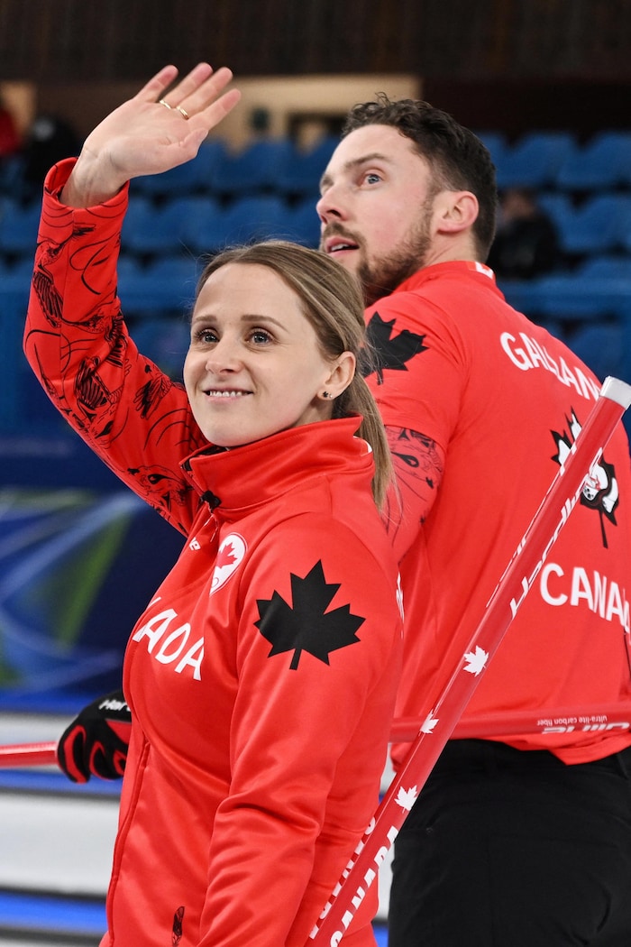 Jocelyn Peterman et Brett Gallant, sur la glace, se retournent en saluant la foule.