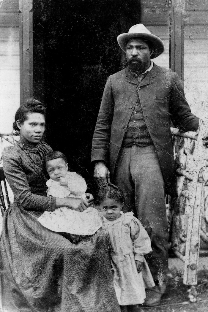 John Ware et sa femme Mildred, en 1896, et 2 de leurs enfants.