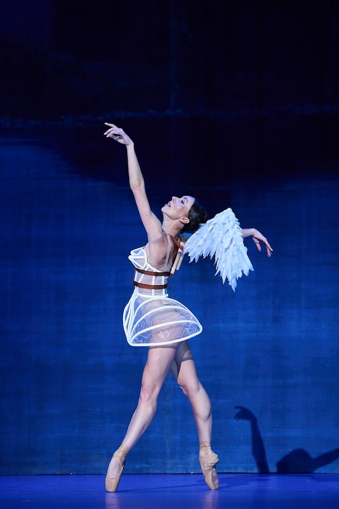 Une femme danse sur scène.                                