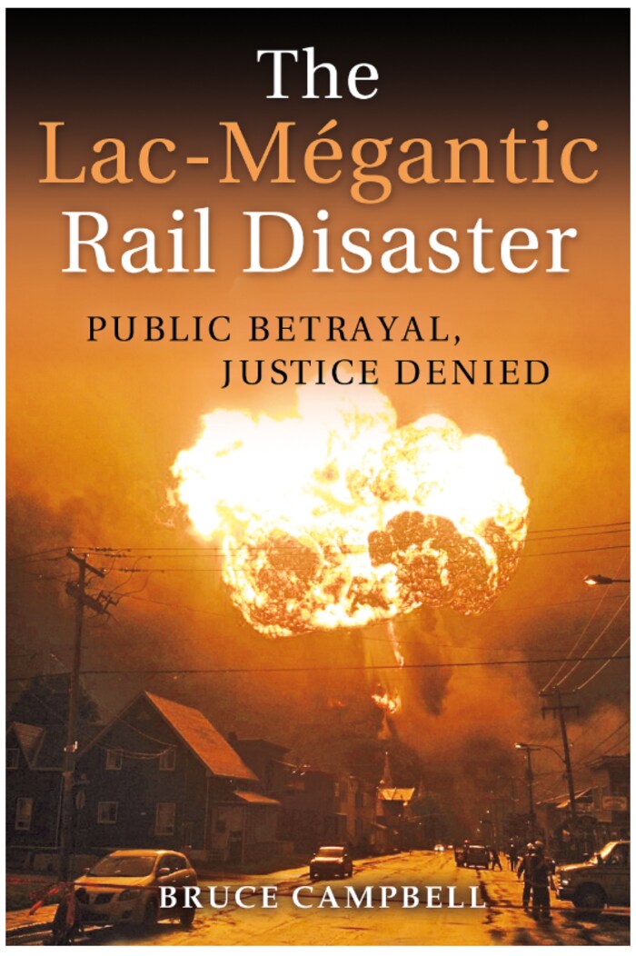 La couverture du livre montre l'explosion survenue au centre-ville de Lac-Mégantic, en 2013, à la suite du déraillement d'un train transportant du pétrole.