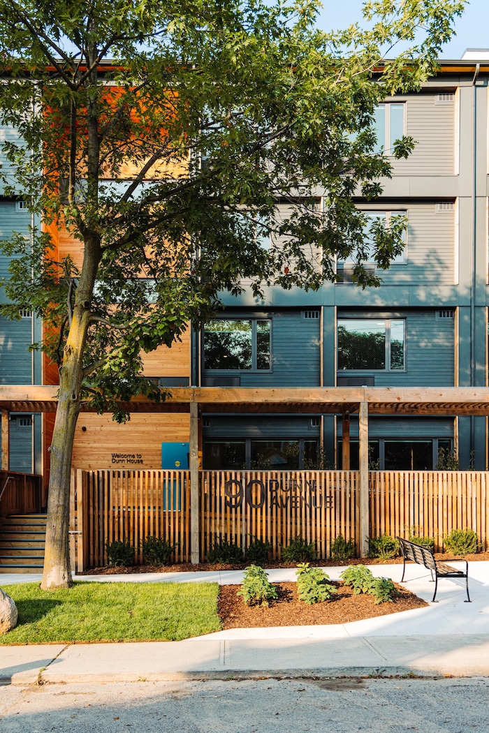 La devanture de la maison Dunn à Toronto, un site de logements supervisés pour les personnes en situation d'itinérance et ayant des besoins de santé complexes.