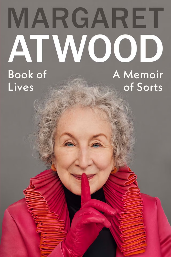 Margaret Atwood tient un doigt sur la bouche.