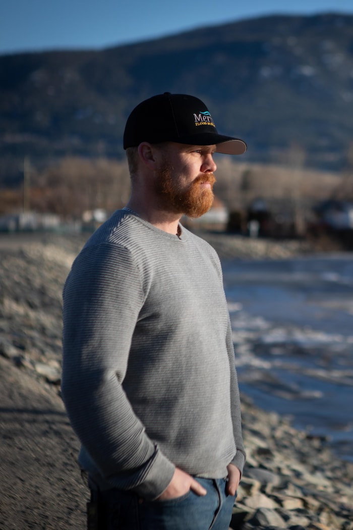 Sean Strang devant la rivière Coldwater.