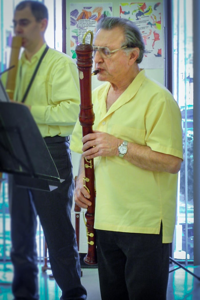 Un homme joue de la flûte contrebasse.