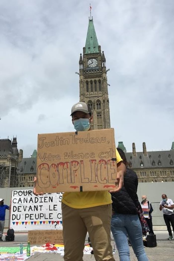 Juan Pablo Sánchez, miembro del colectivo Canadá por Colombia, frente al Parlamento de Canadá. 
