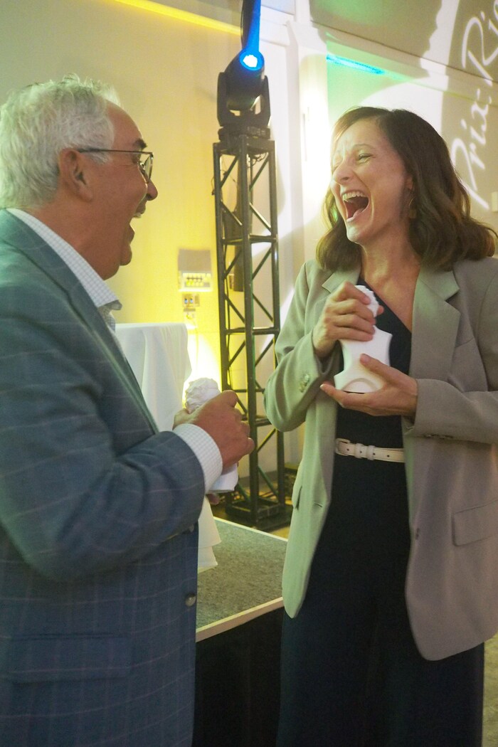 Louis Tétrault et Carole Freynet-Gagné rigolent.