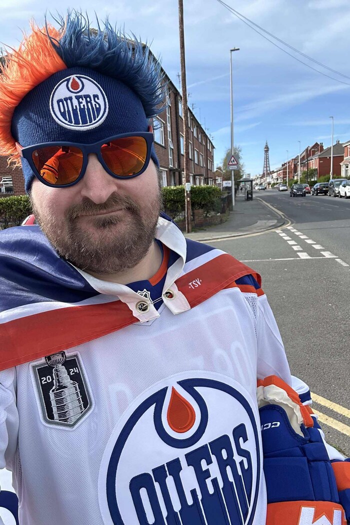 Un homme portant les couleur des Oilers.
