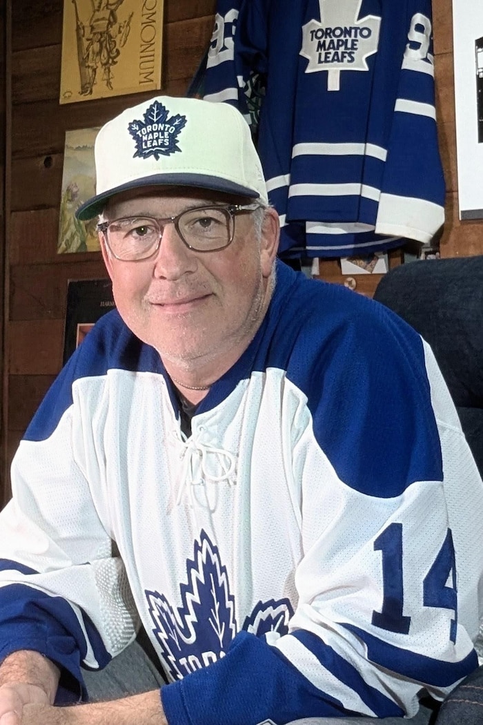 Stéphane Demers portant un maillot des Maple Leafs.