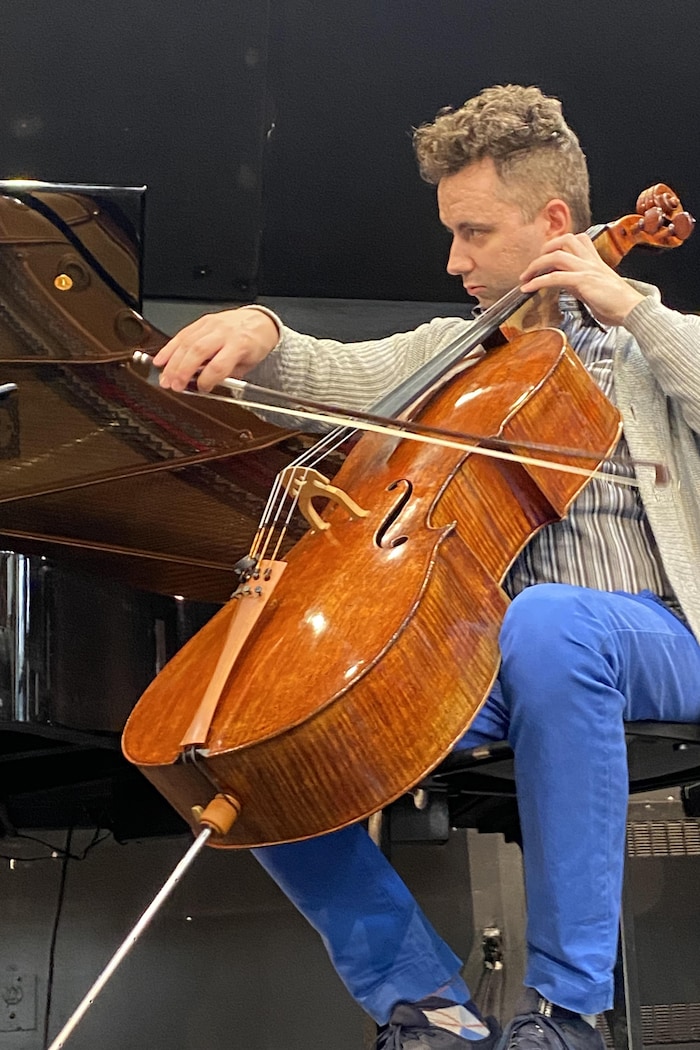 Un homme joue du violoncelle.