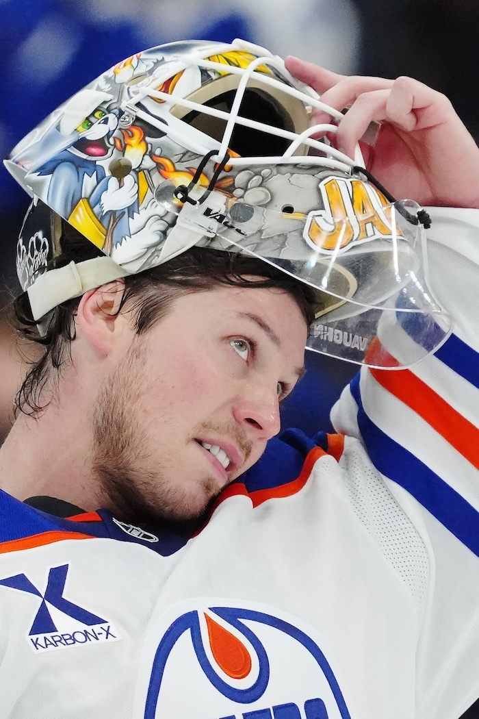 Le gardien Tristan Jarry ajuste son casque durant une pause lors de la 2e période.