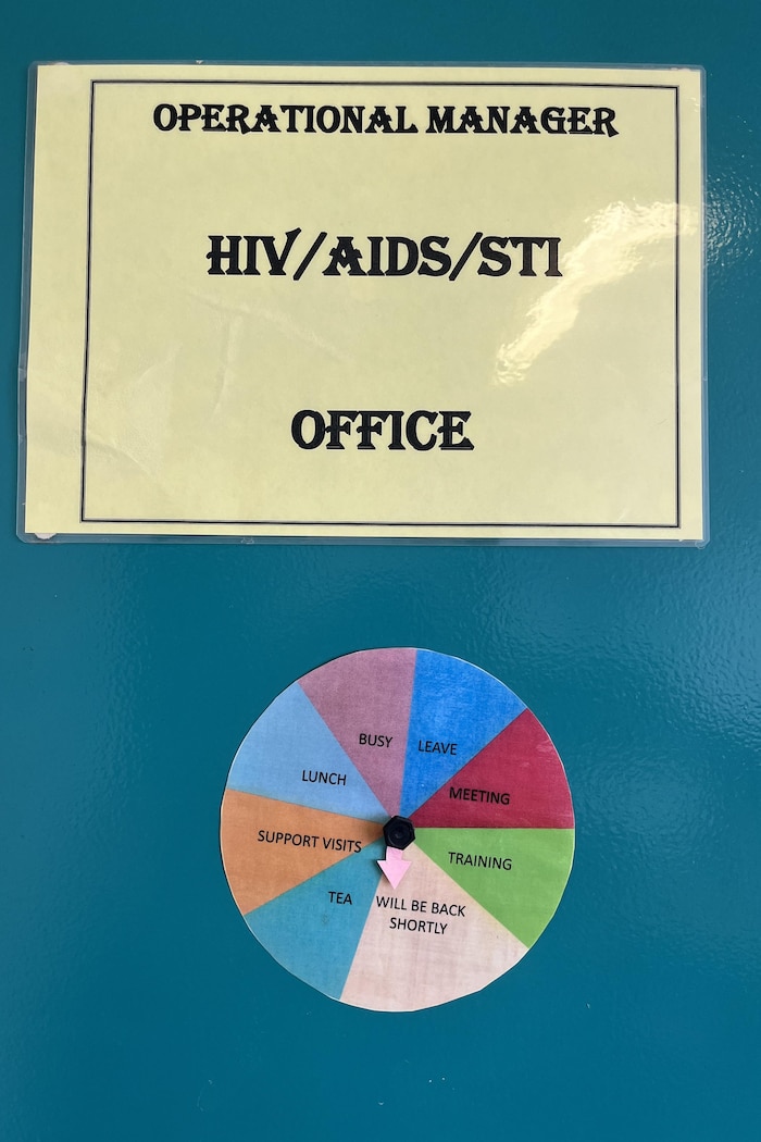 Une enseigne indique que le directeur aux opérations à la lutte contre le VIH, le sida et les maladies sexuellement transmissibles sera « bientôt de retour ».