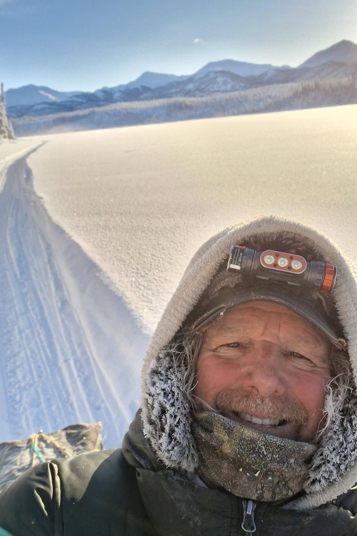 Portrait de Norman Casavant debout dans la neige.