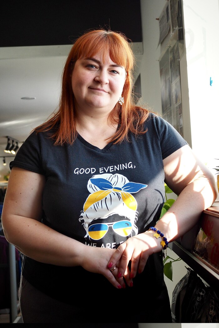 Yuliia Okhrimenko est accoudée à une fenêtre.   