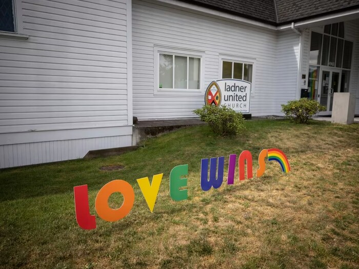 ਵੀਰਵਾਰ ਨੂੰ ਕੋਈ ਅਗਿਆਤ ਸਮਰਥਕ ਚਰਚ ਦੇ ਵਿਹੜੇ ਵਿਚ “Love Wins” ਦਾ ਸਾਈਨ ਲਗਾ ਗਿਆ।