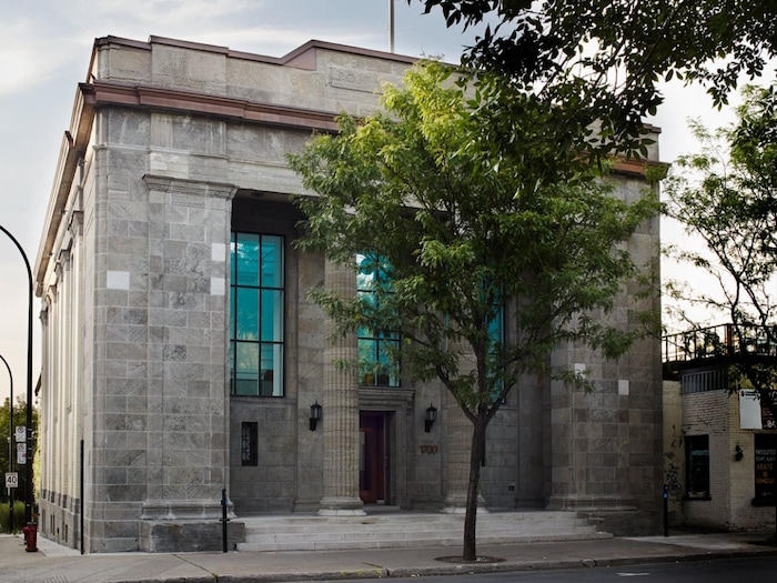 Photo d'un bâtiment ancien en pierre grise.