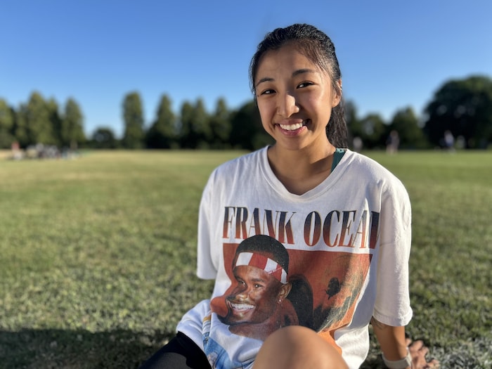 Jessie Tsang est assise par terre.